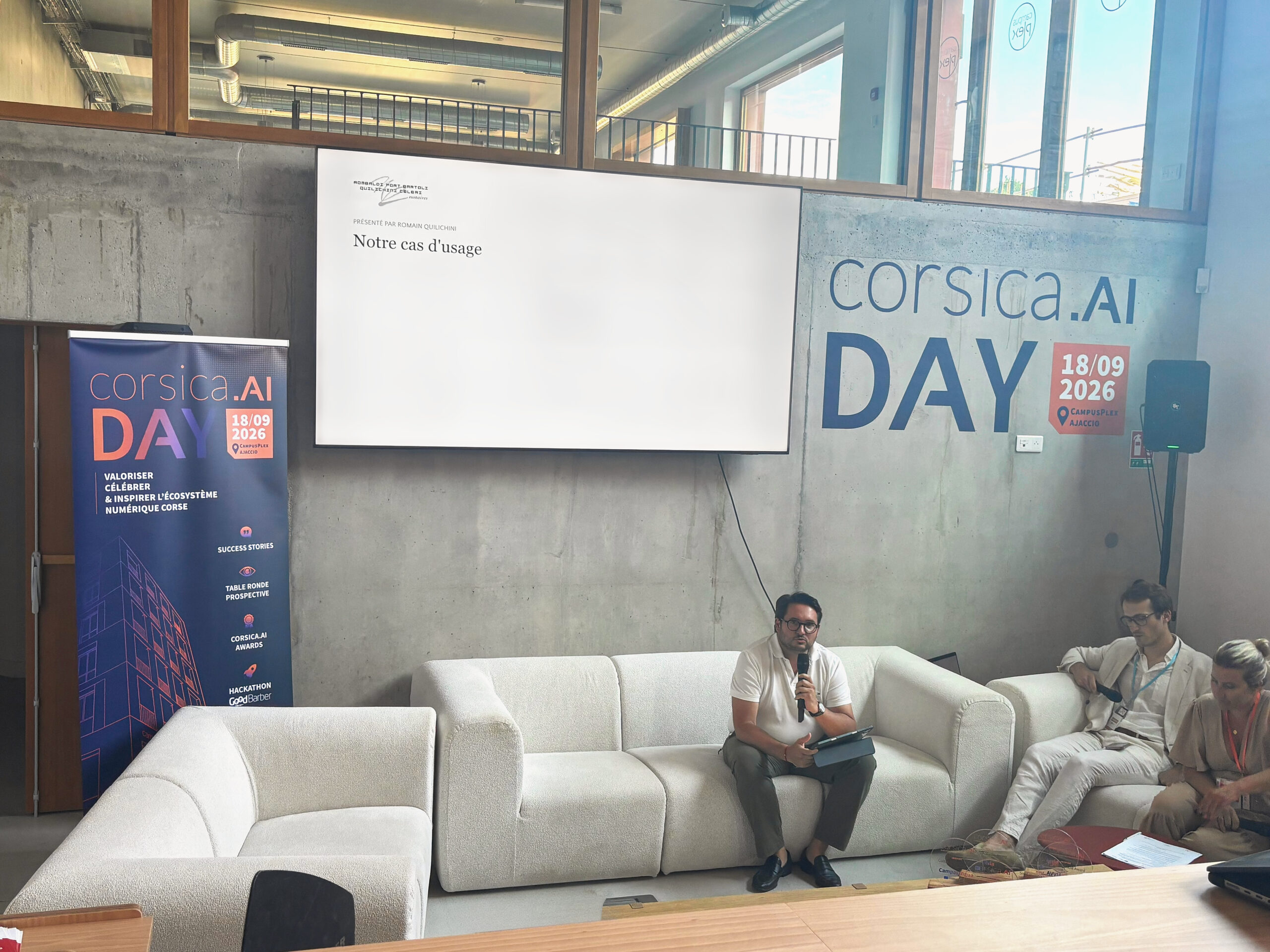 Romain Quilichini intervient au micro lors du Corsica AI Day à Ajaccio